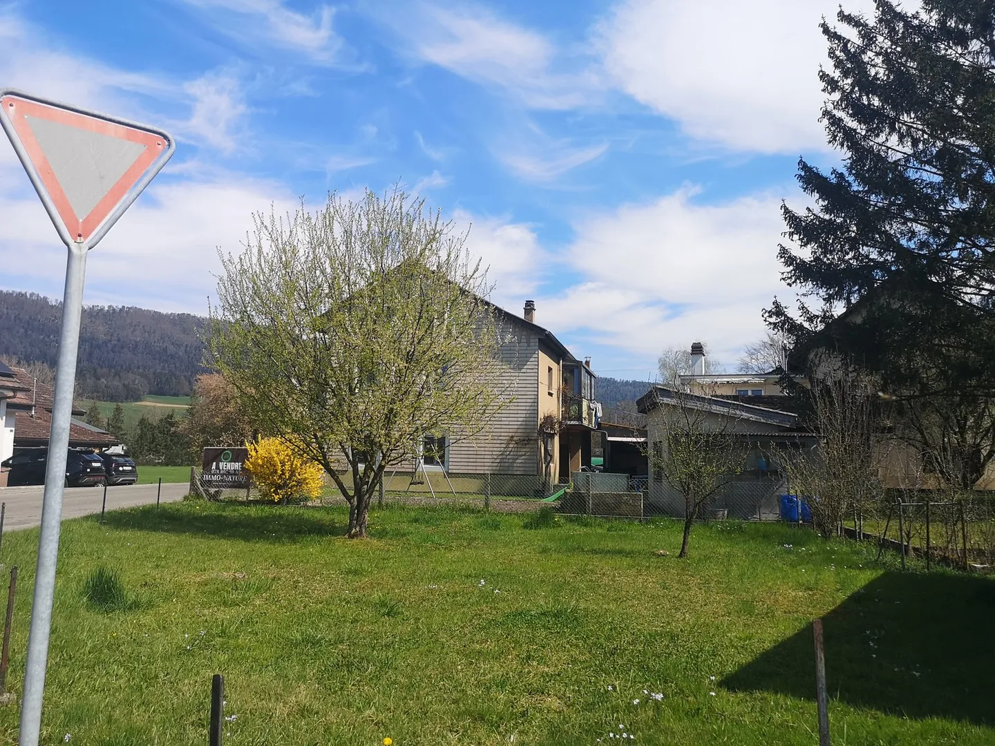 Haus mit 2 Wohnungen, Veranda, Garten, Garage: Renovierungen erforderlich - Photo 4 of 37