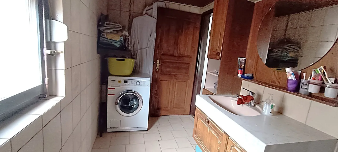 Haus mit 2 Wohnungen, Veranda, Garten, Garage: Renovierungen erforderlich - Photo 22 of 37