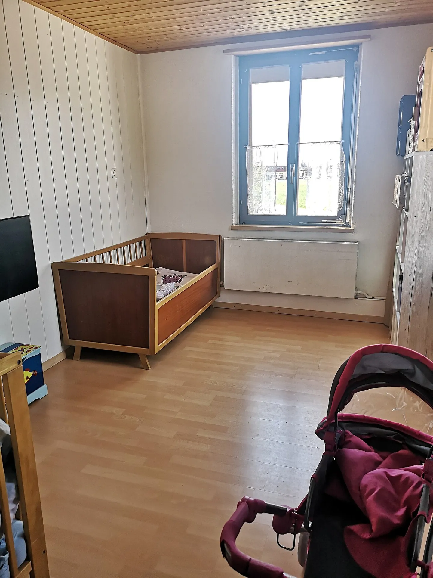 Haus mit 2 Wohnungen, Veranda, Garten, Garage: Renovierungen erforderlich - Photo 21 of 37