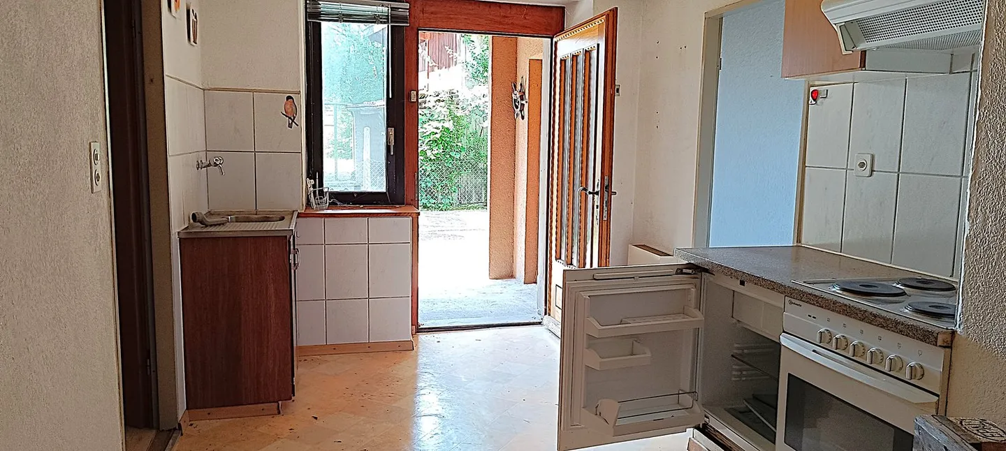 Haus mit 2 Wohnungen, Veranda, Garten, Garage: Renovierungen erforderlich - Photo 31 of 37