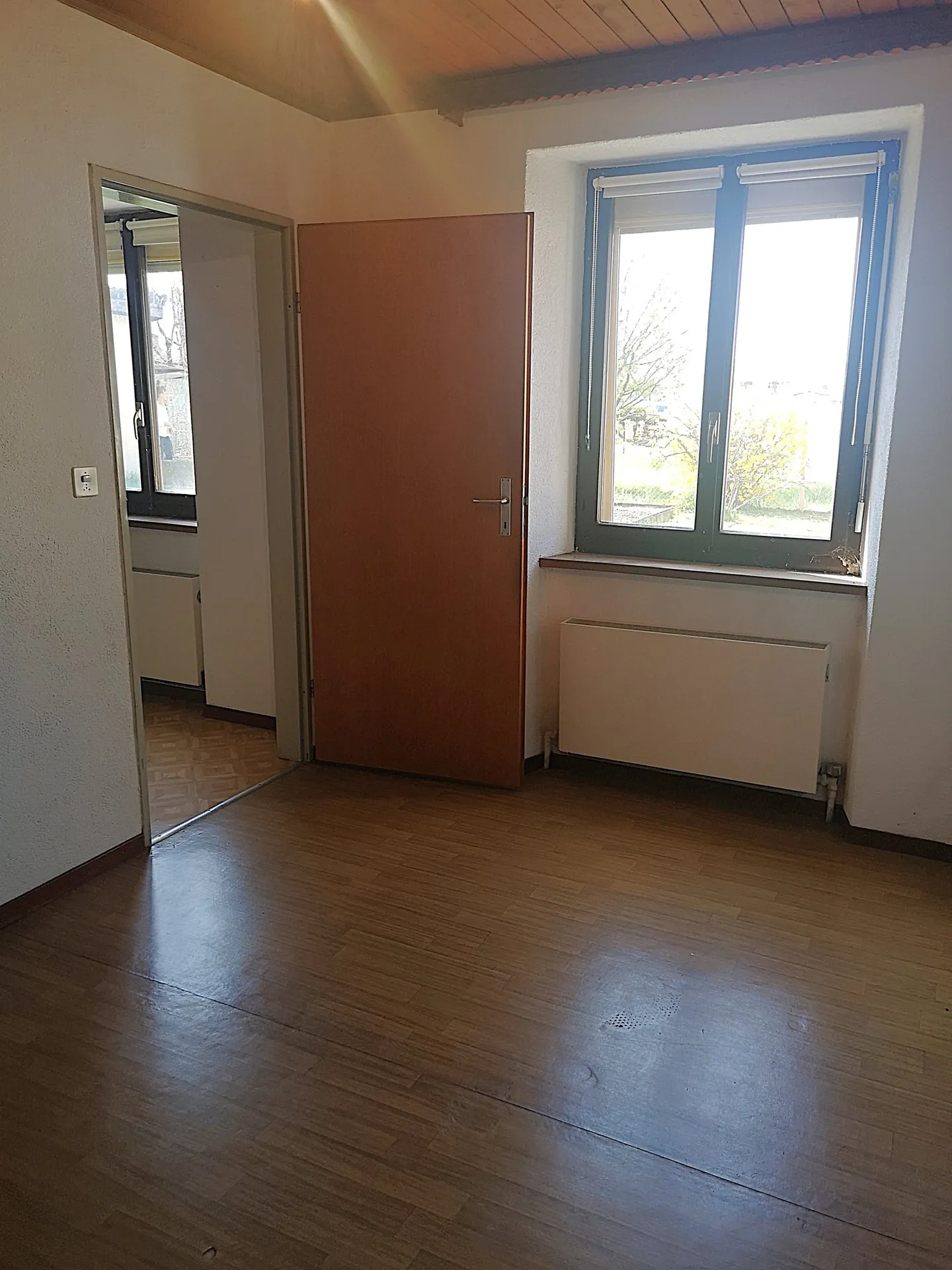 Haus mit 2 Wohnungen, Veranda, Garten, Garage: Renovierungen erforderlich - Photo 35 of 37