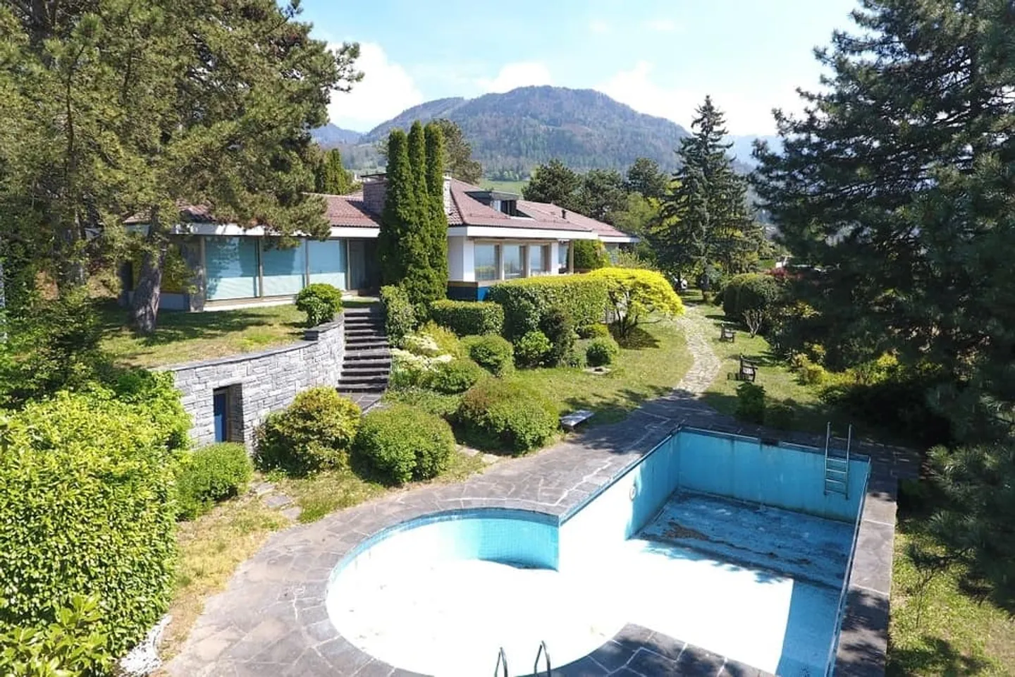 Imponente proprietà, tranquilla, vista, piscina, grande giardino - Foto 2 di 13