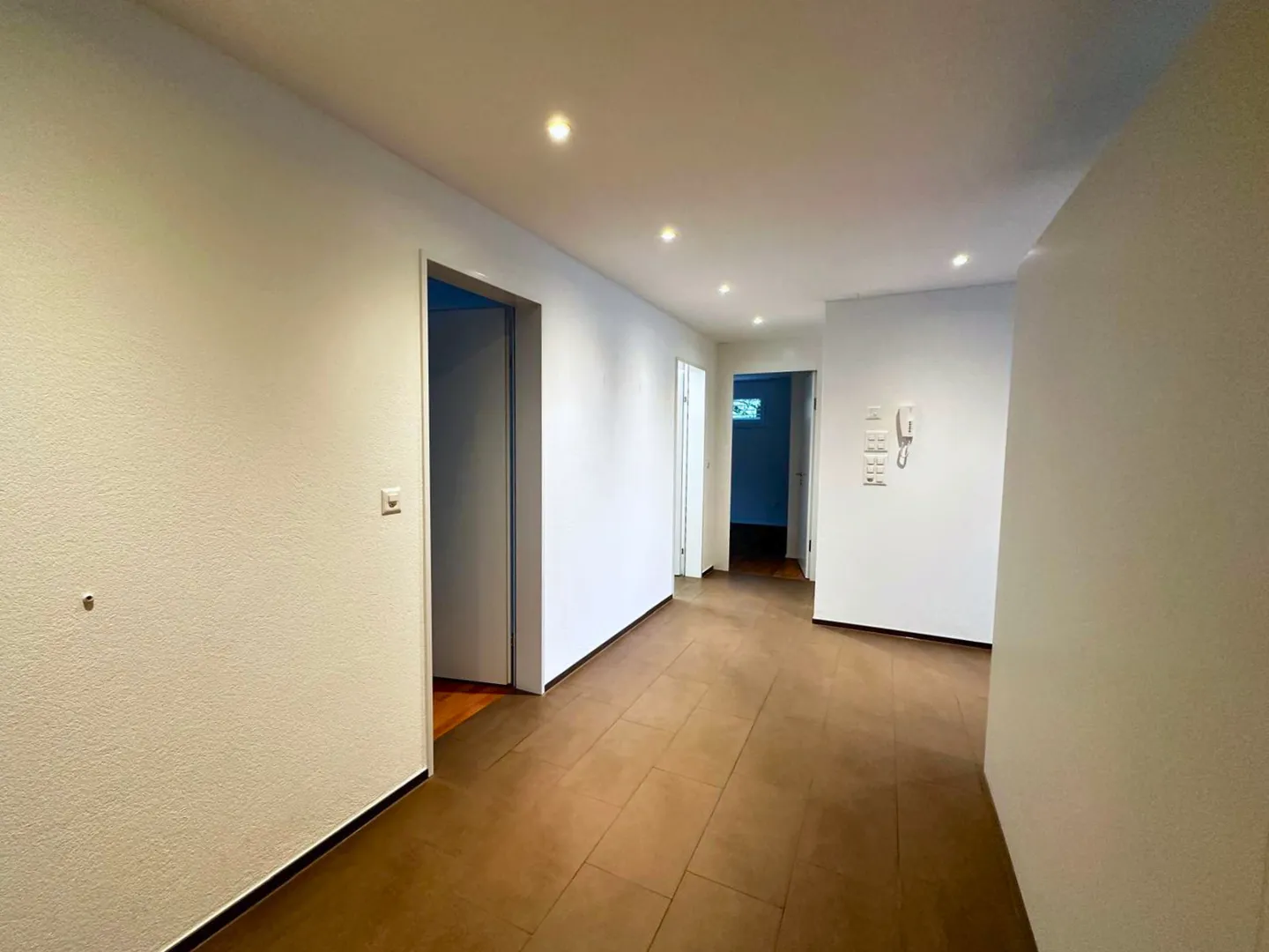 Appartamento moderno di 3,5 stanze al 1° piano con grande balcone - Foto 8 di 13