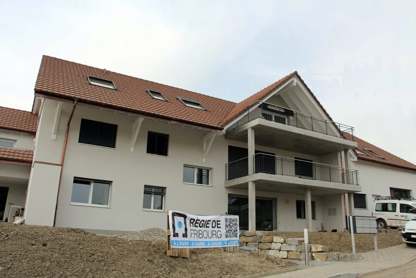 Modern Apartment in Tranquil Setting - Photo 7 of 9