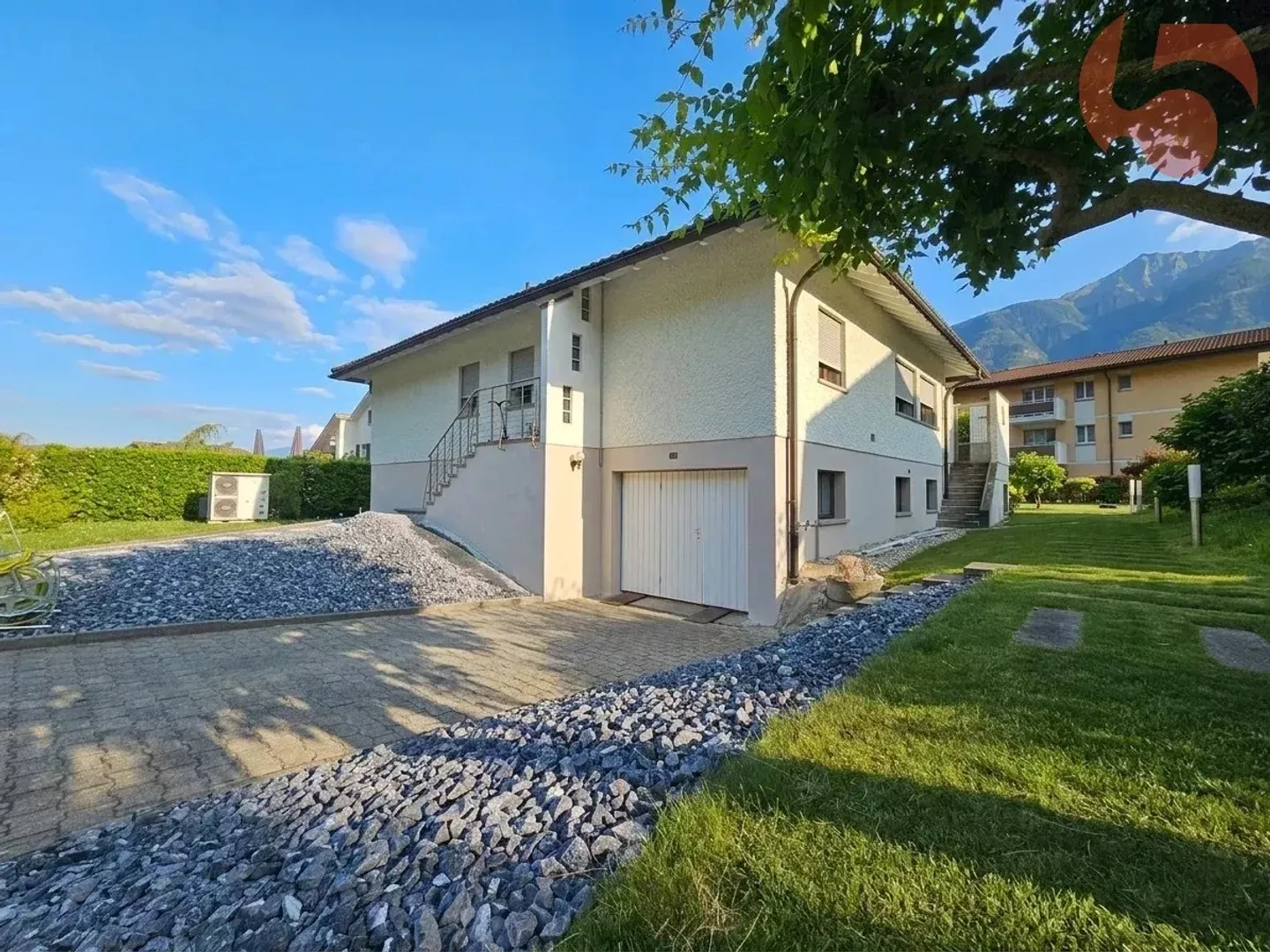 Wunderschöne 6.5-Zimmer-Villa mit Werkstatt und großer Garage - Foto 1 von 10