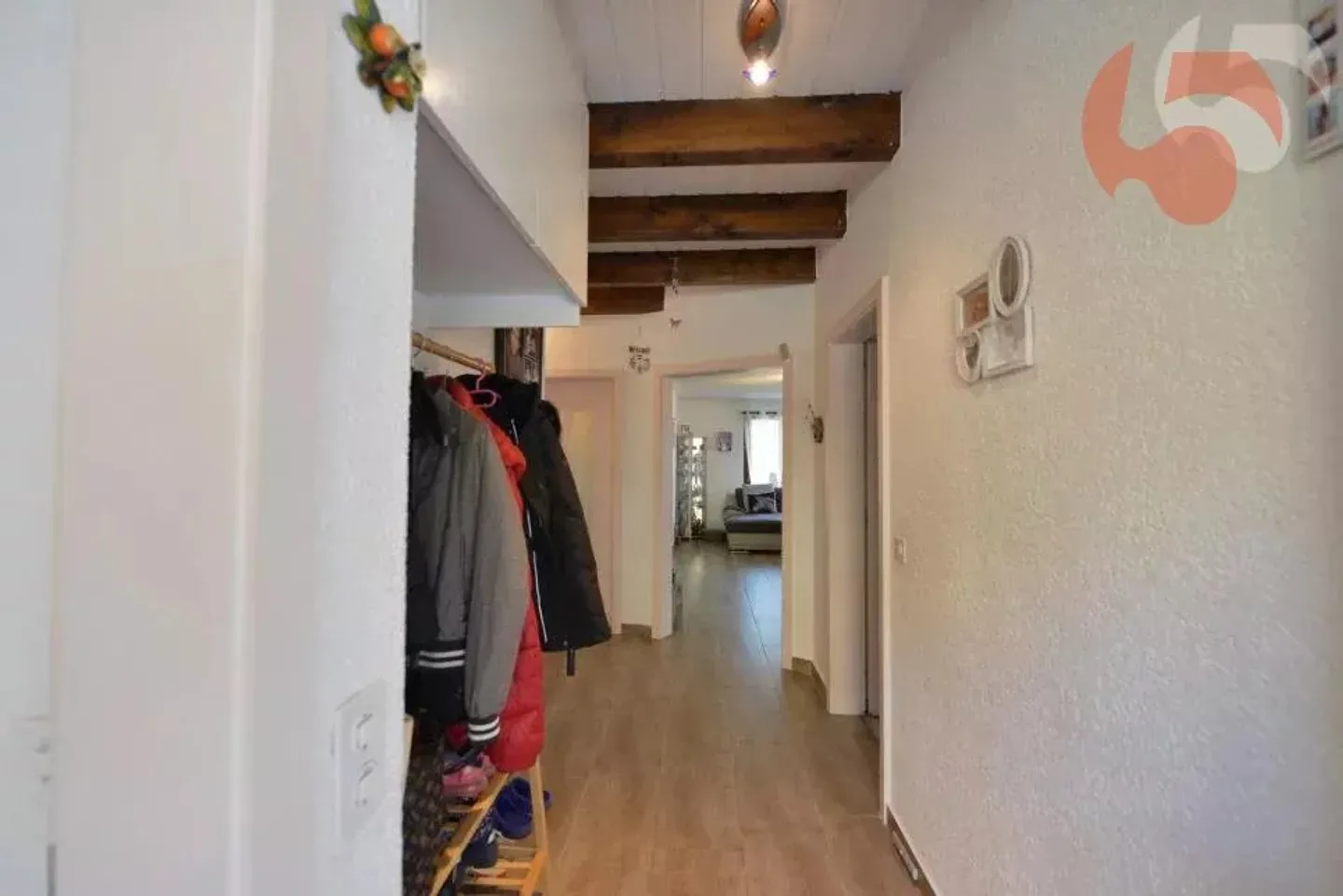 Wunderschöne 6.5-Zimmer-Villa mit Werkstatt und großer Garage - Foto 2 von 10