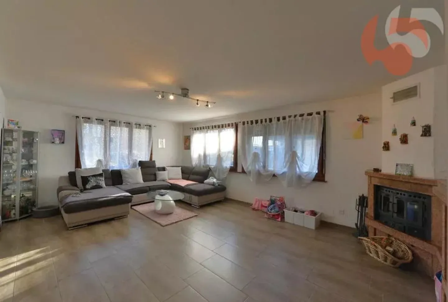 Wunderschöne 6.5-Zimmer-Villa mit Werkstatt und großer Garage - Foto 3 von 10