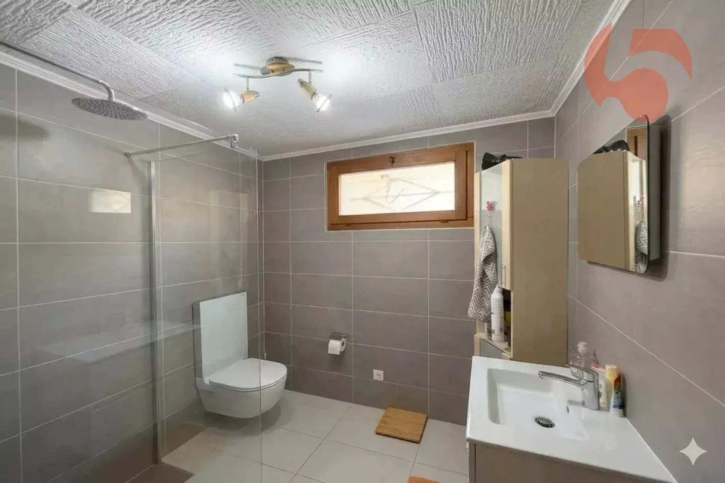 Wunderschöne 6.5-Zimmer-Villa mit Werkstatt und großer Garage - Foto 8 von 10