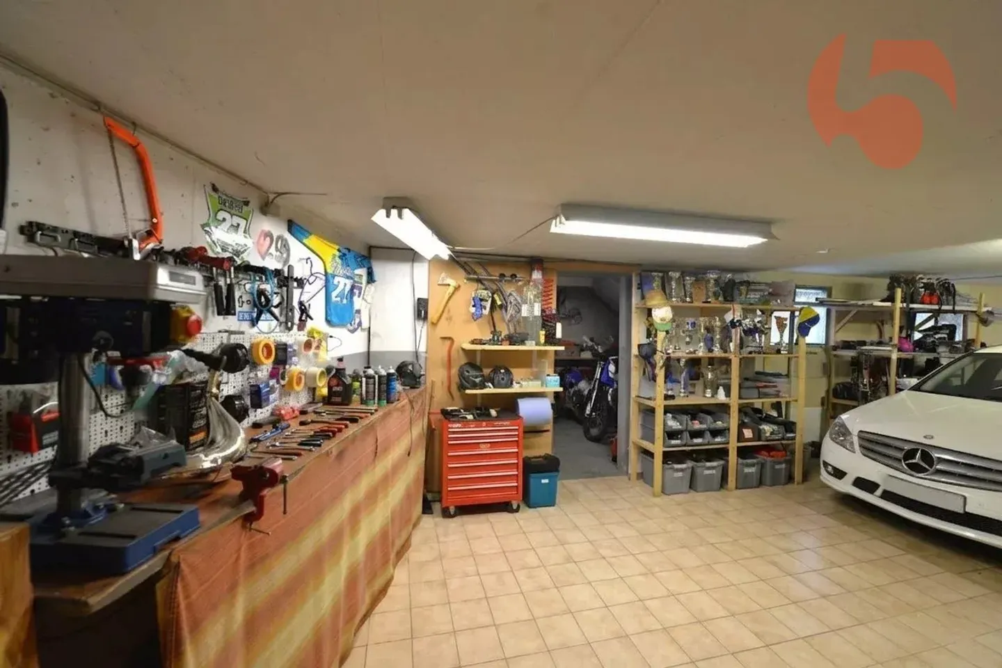 Wunderschöne 6.5-Zimmer-Villa mit Werkstatt und großer Garage - Foto 10 von 10