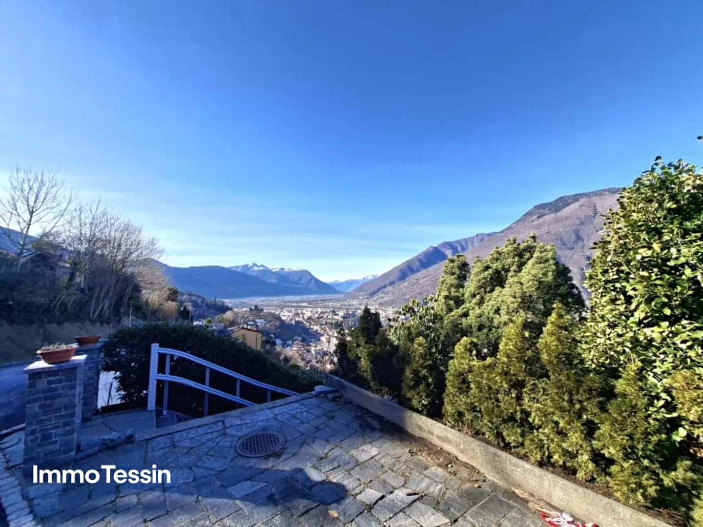 Villa with large building plot and unobstructed view of the three castles of Bellinzona to Lake Maggiore - Photo 1 of 13