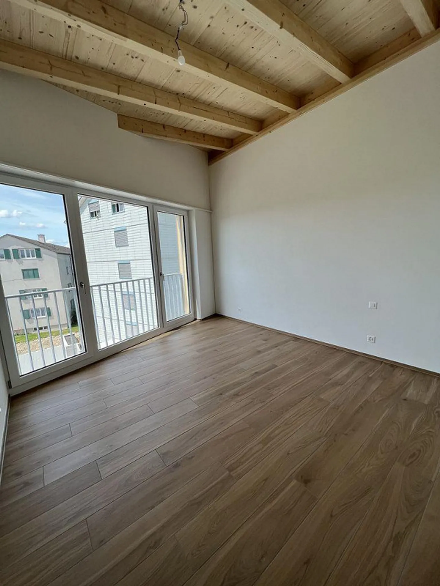 Do you love it modern!?! - Photo 4 of 11