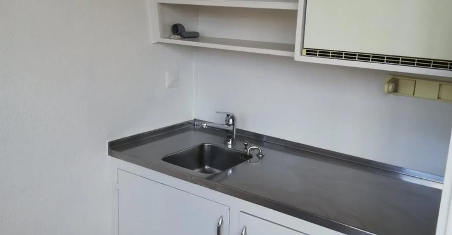 Spacious 1-room apartment in prime central location - Photo 1 of 4
