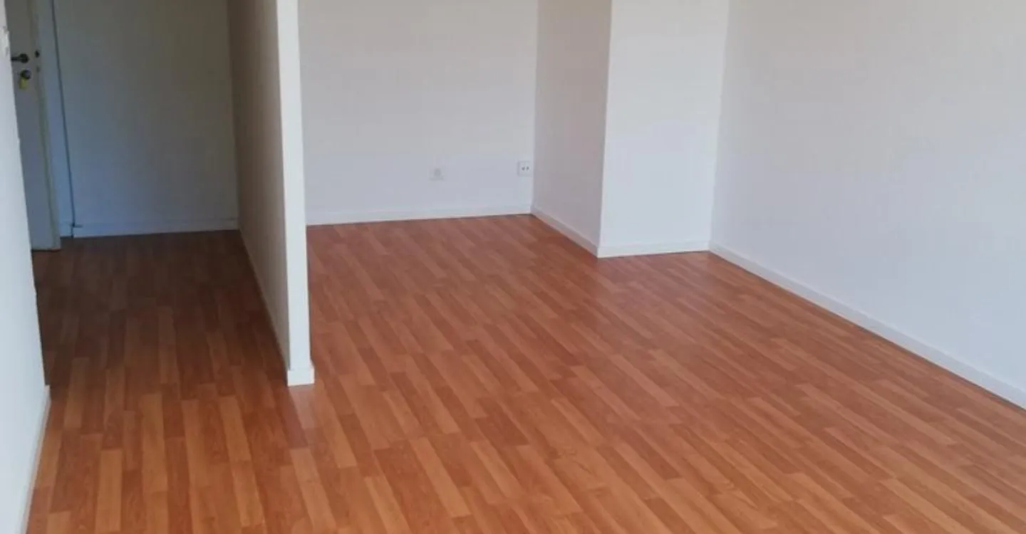 Spacious 1-room apartment in prime central location - Photo 2 of 4