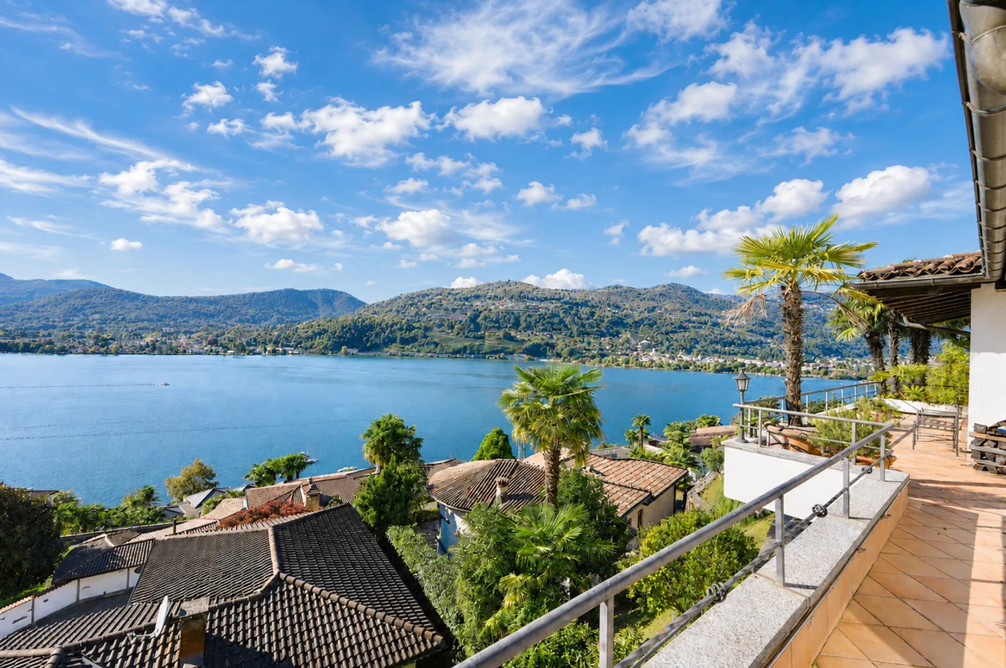 Attico Elegante con Vista Lago - Foto 1 di 23