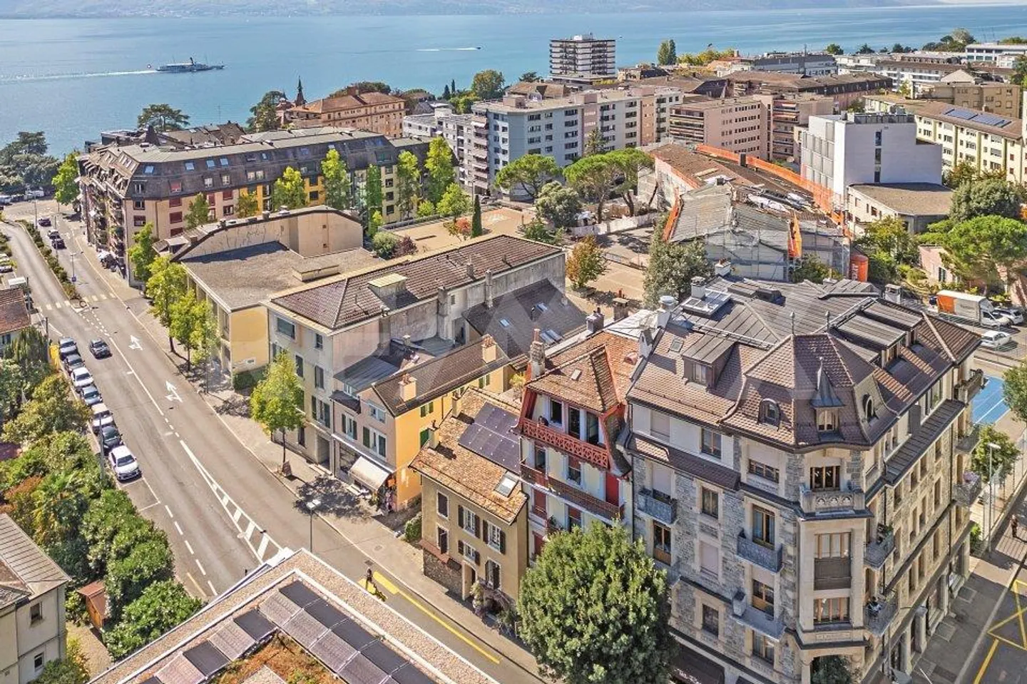 Ertragsgebäude: 2 Gewerbeflächen und 4 Wohnungen mit 3,5 Zimmern - Foto 1 von 13
