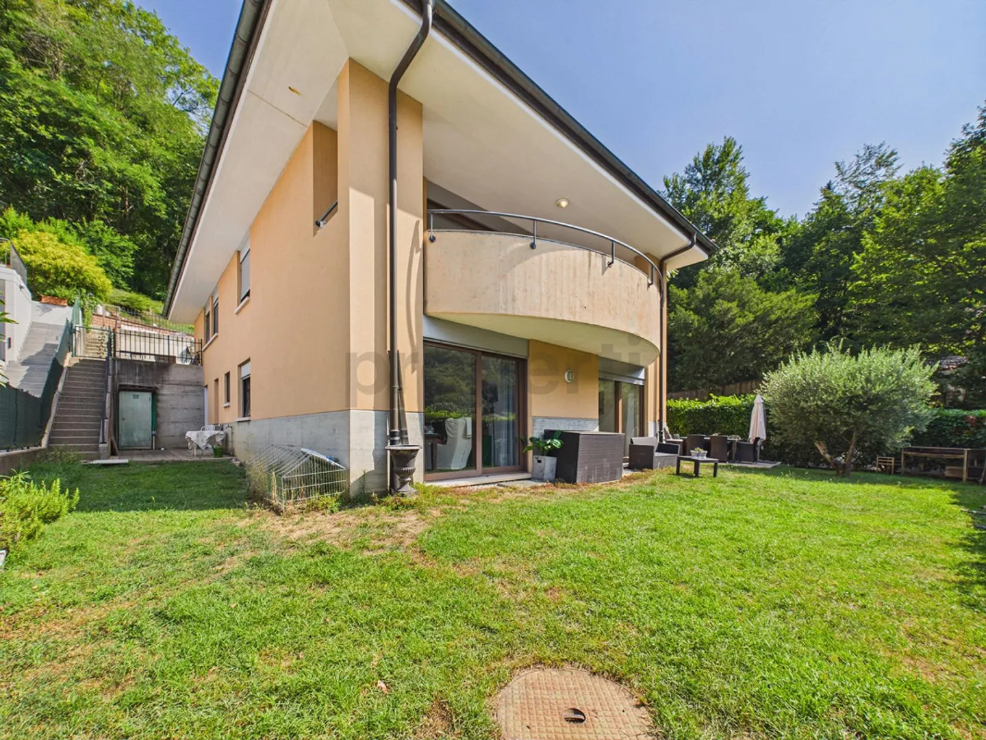 Exclusive villa with pool, large garden and beach access - Photo 1 of 13