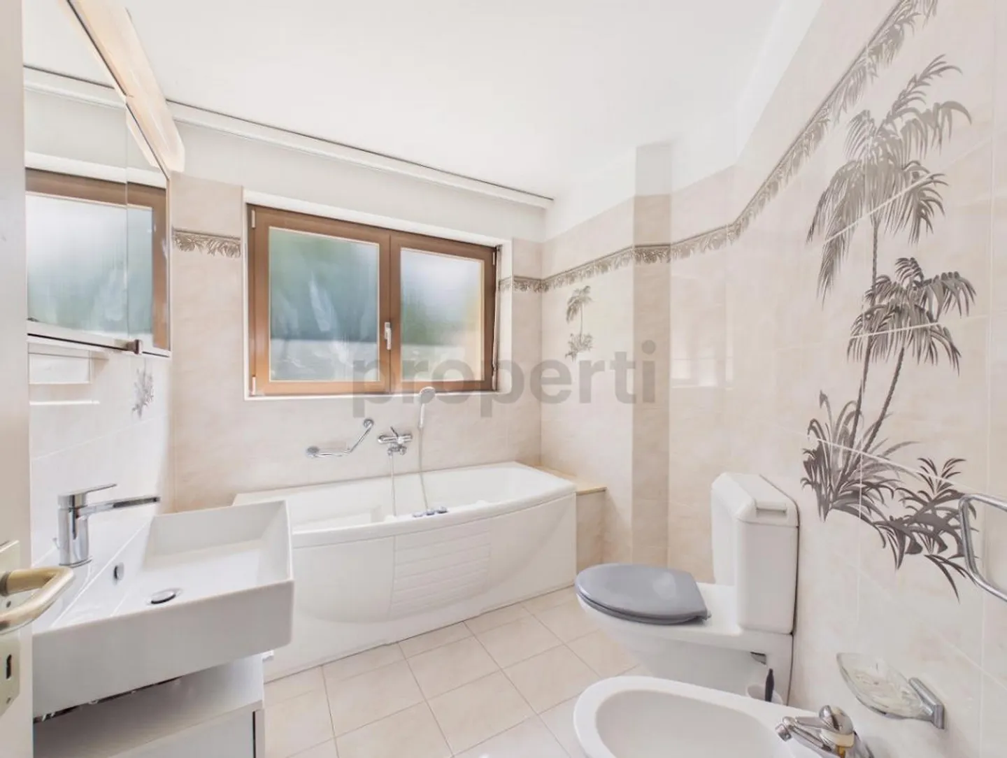 Exclusive villa with pool, large garden and beach access - Photo 9 of 13