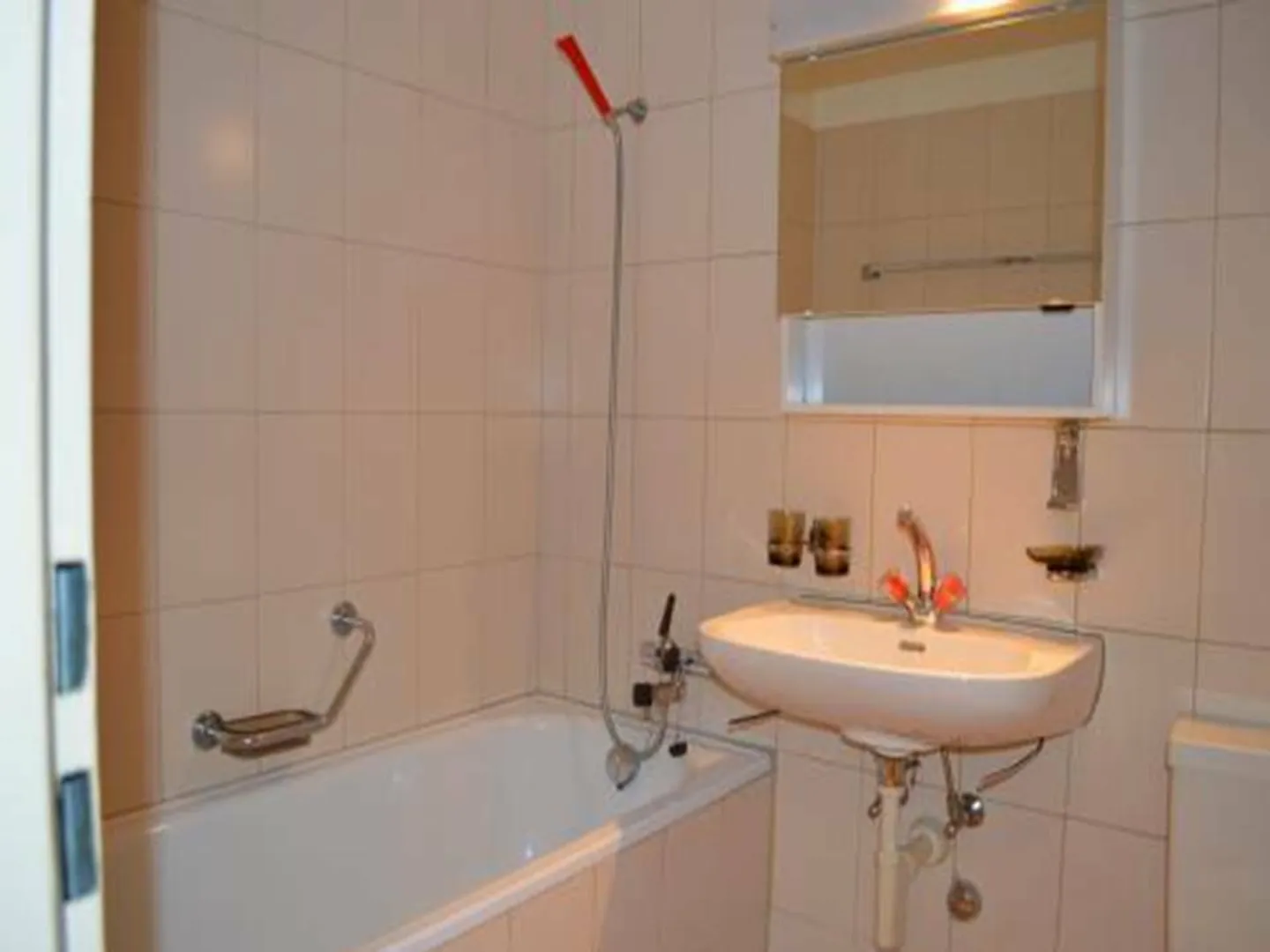 Möbliert: 2,5-ZIMMER-WOHNUNG – Terrasse – sehr hell, ruhig und lichtdurchflutet - Foto 2 von 7