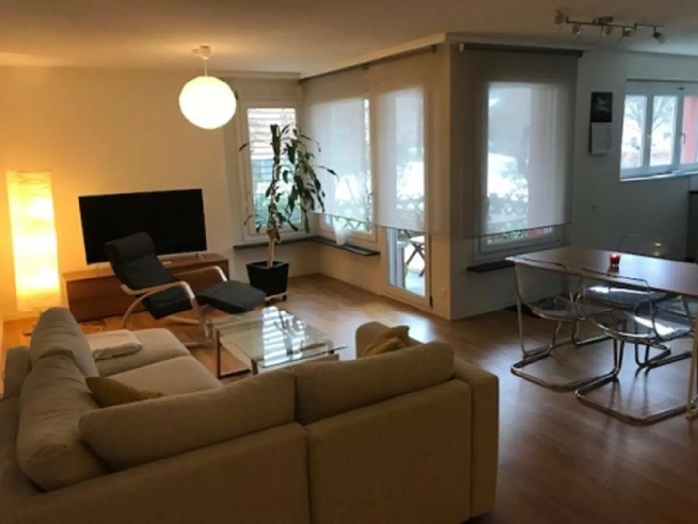 Möbliert: 2,5-ZIMMER-WOHNUNG – Terrasse – sehr hell, ruhig und lichtdurchflutet - Foto 4 von 7