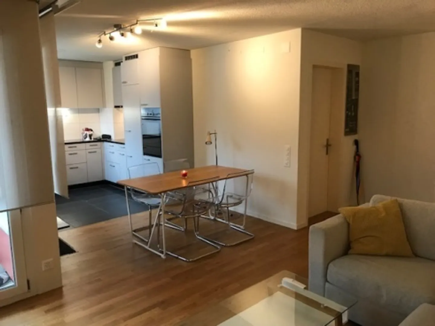 Möbliert: 2,5-ZIMMER-WOHNUNG – Terrasse – sehr hell, ruhig und lichtdurchflutet - Foto 3 von 7