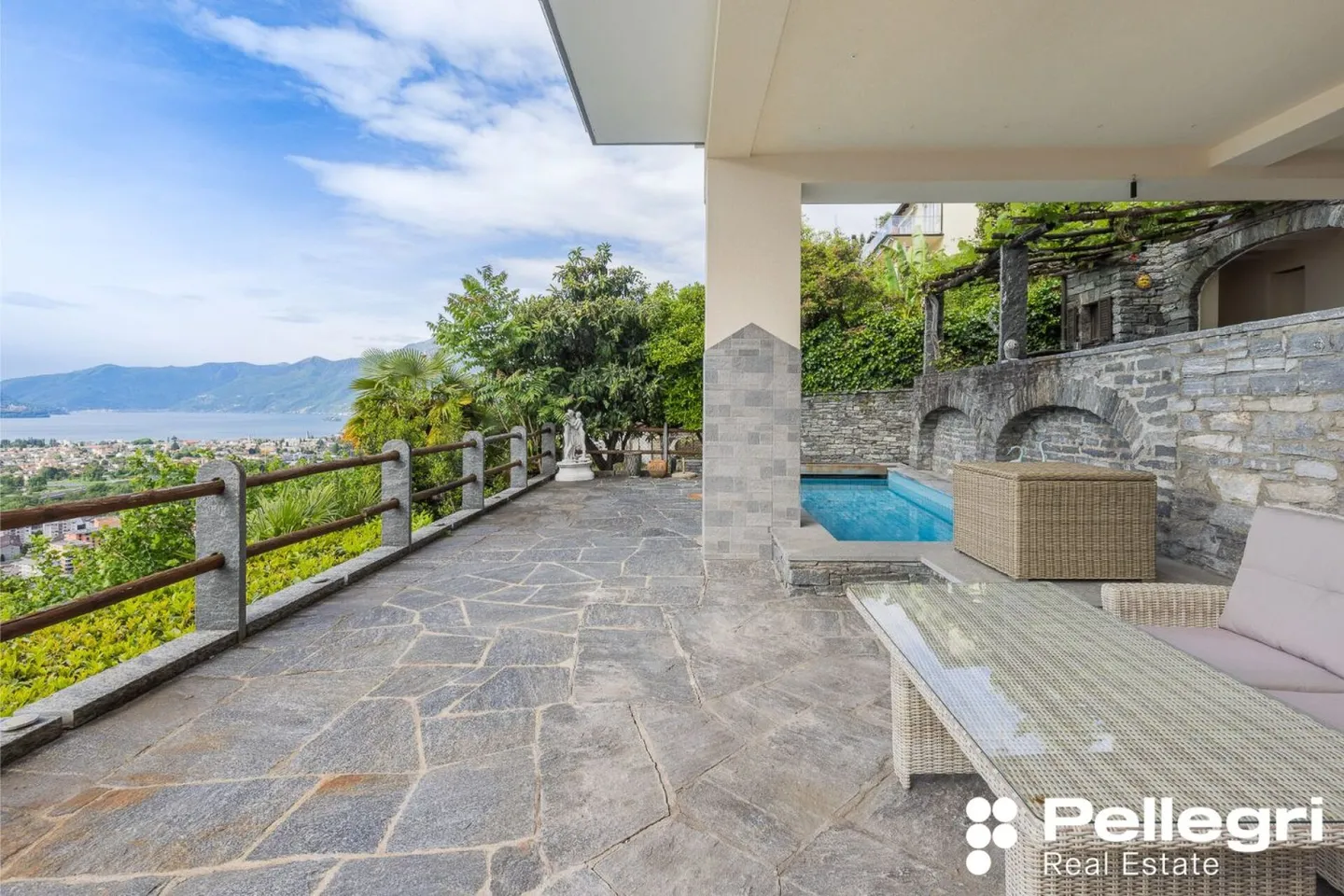 Villa moderne de 5,5 pièces avec piscine et vue sur le lac - Photo 4 sur 10