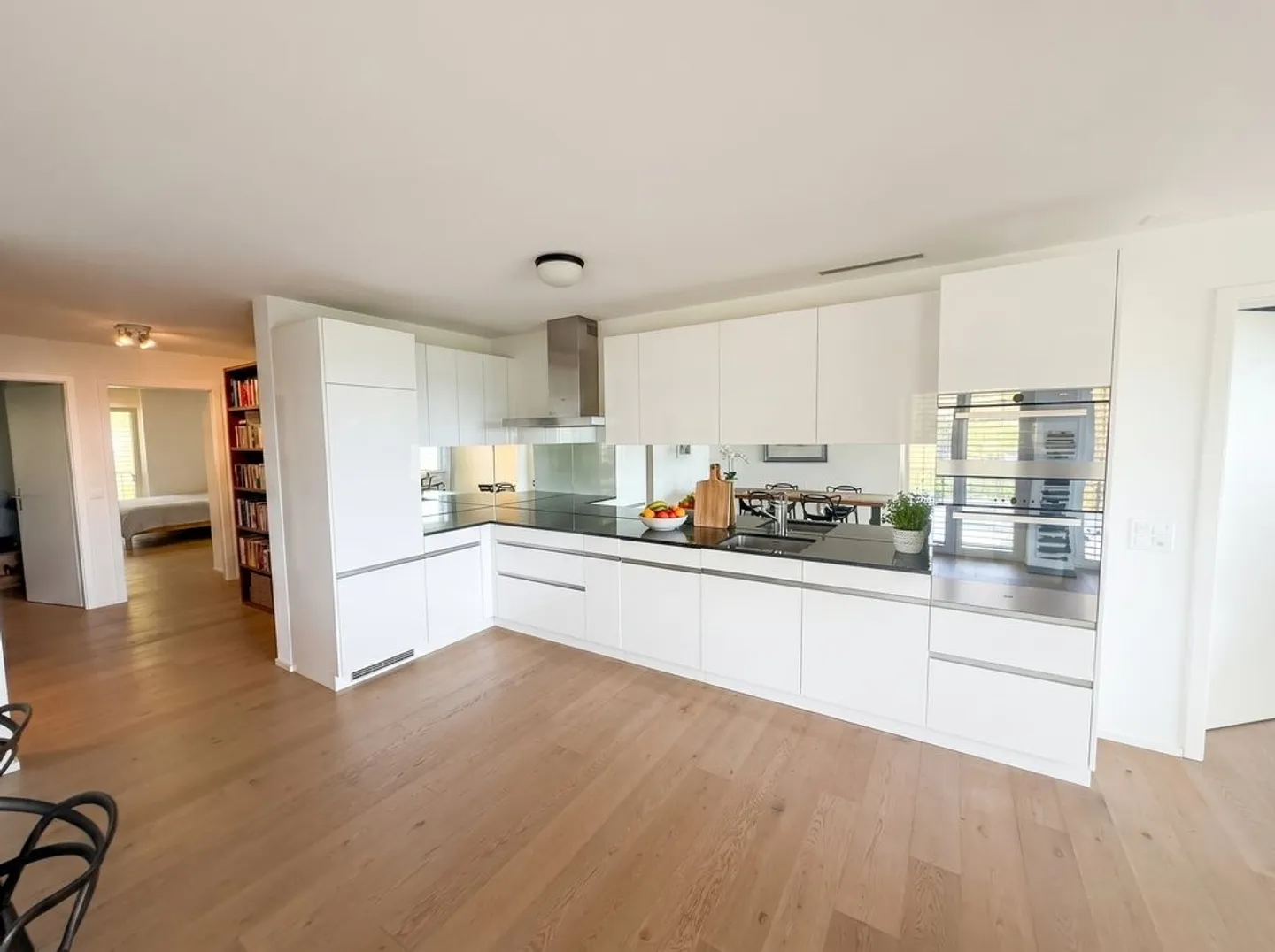 Appartement spacieux de 4,5 pièces avec terrasse et vue imprenable sur le lac - Photo 3 sur 9