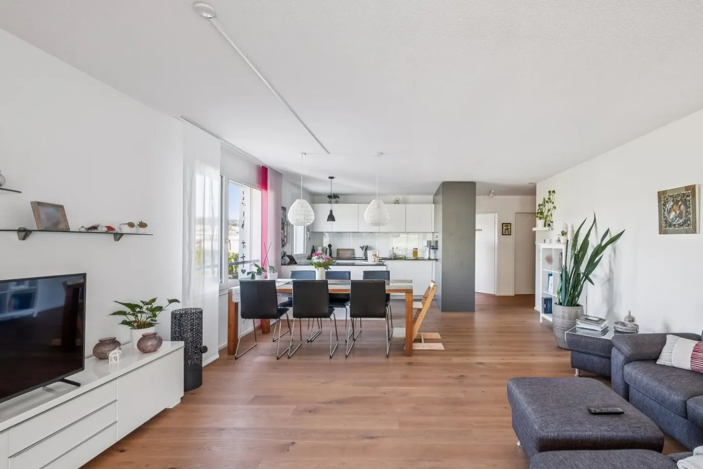 Modern, perfectly thought-out 3.5-room apartment centrally located and close to nature in Safenwil - Photo 3 of 13