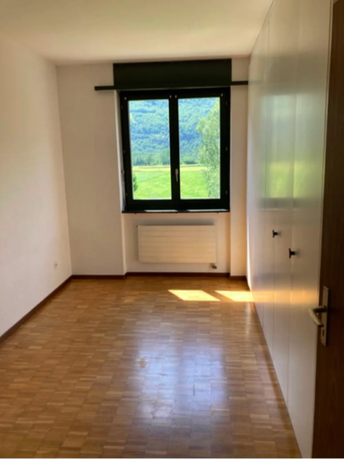 BIASCA | LARGE 4.5 | SPACE AND COMFORT | FIRST RENT FREE | - Photo 7 of 8
