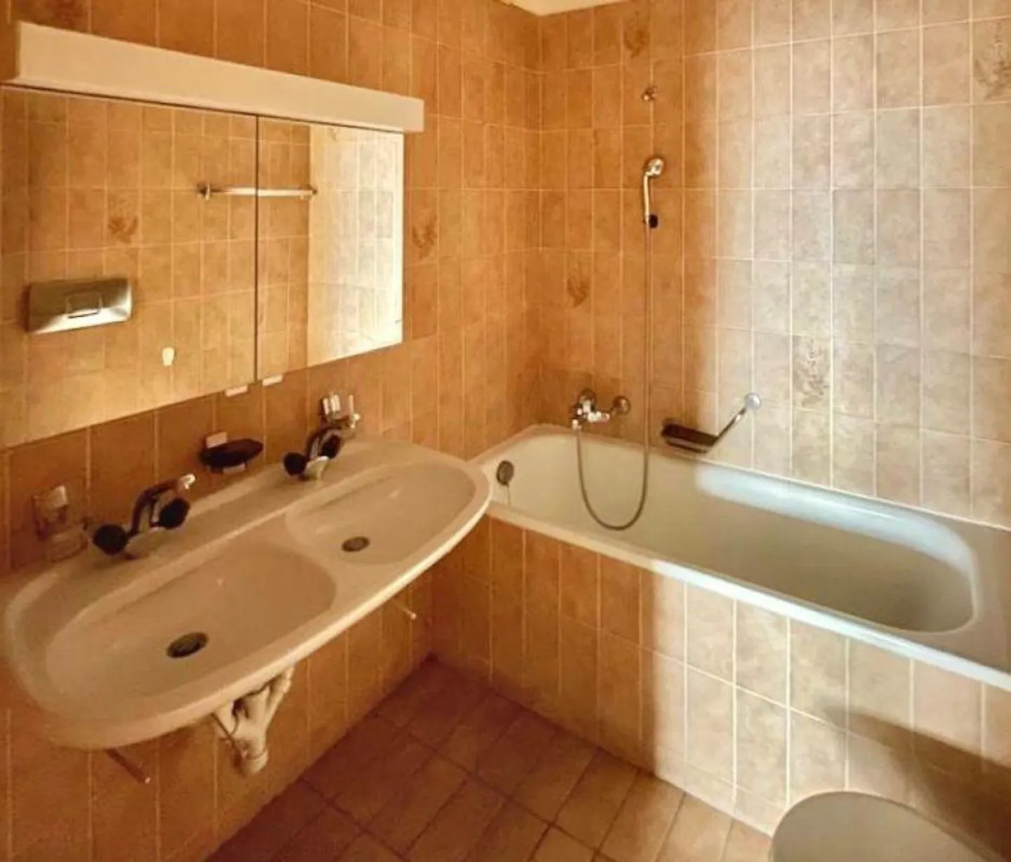 BIASCA | LARGE 4.5 | SPACE AND COMFORT | FIRST RENT FREE | - Photo 8 of 8