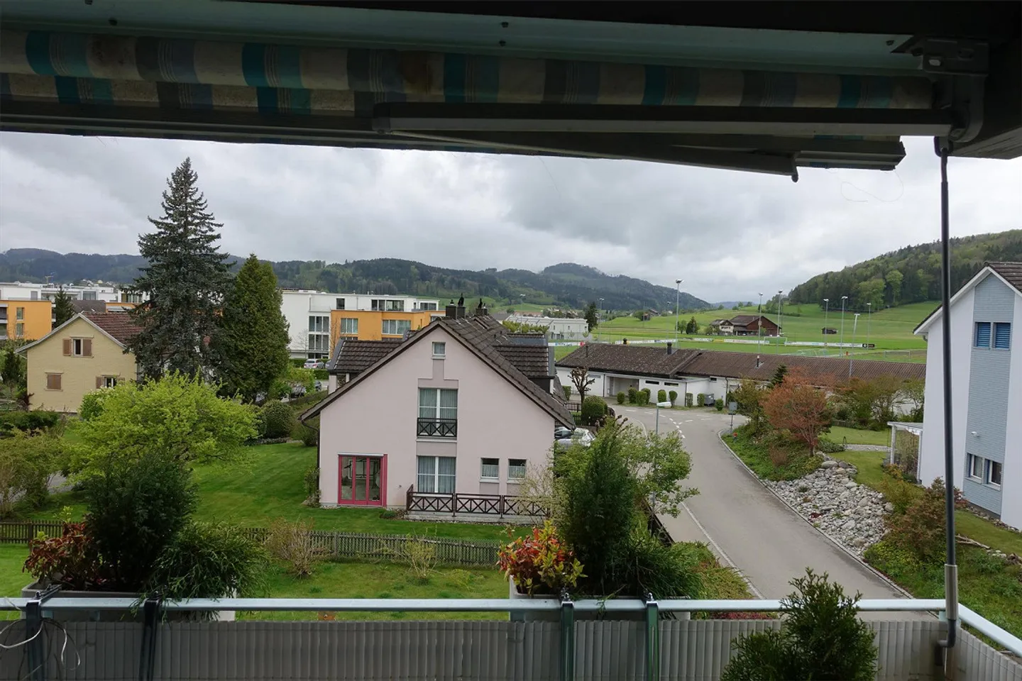 Schöne, grosse 4.5 Zimmerwohnung an ruhiger Lage  mit Lift, - Foto 11 di 23