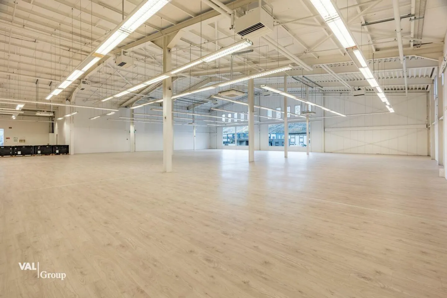 Hall commerciale spacieuse à Eyholz - polyvalente et idéalement accessible - Photo 4 sur 11