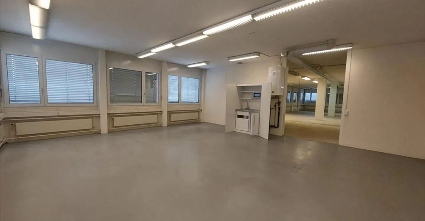 Spacious commercial space with a view of 335m2 in "Hirzi" Zollikofen - Photo 1 of 8