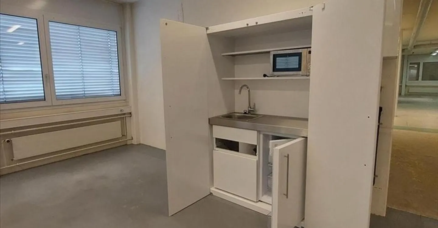 Spacious commercial space with a view of 335m2 in "Hirzi" Zollikofen - Photo 2 of 8