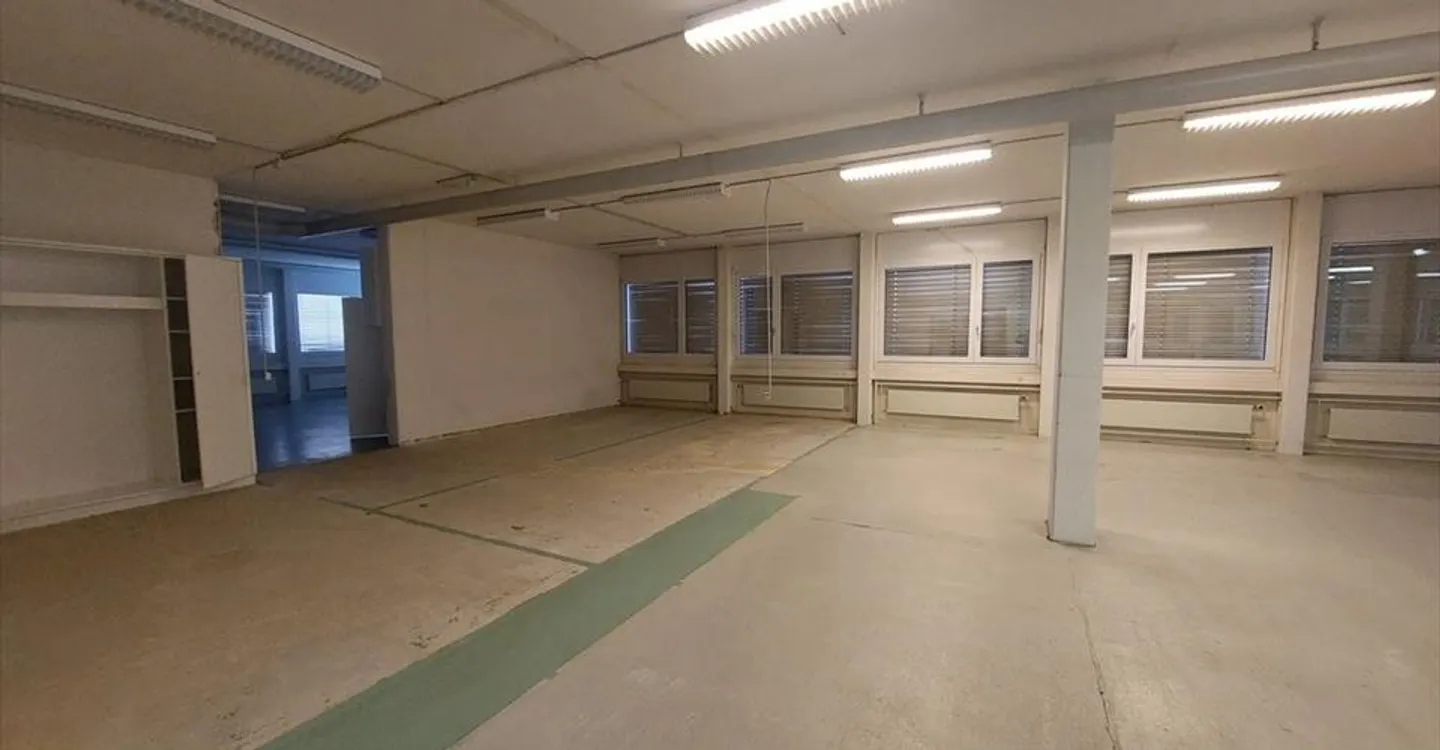 Spacious commercial space with a view of 335m2 in "Hirzi" Zollikofen - Photo 3 of 8