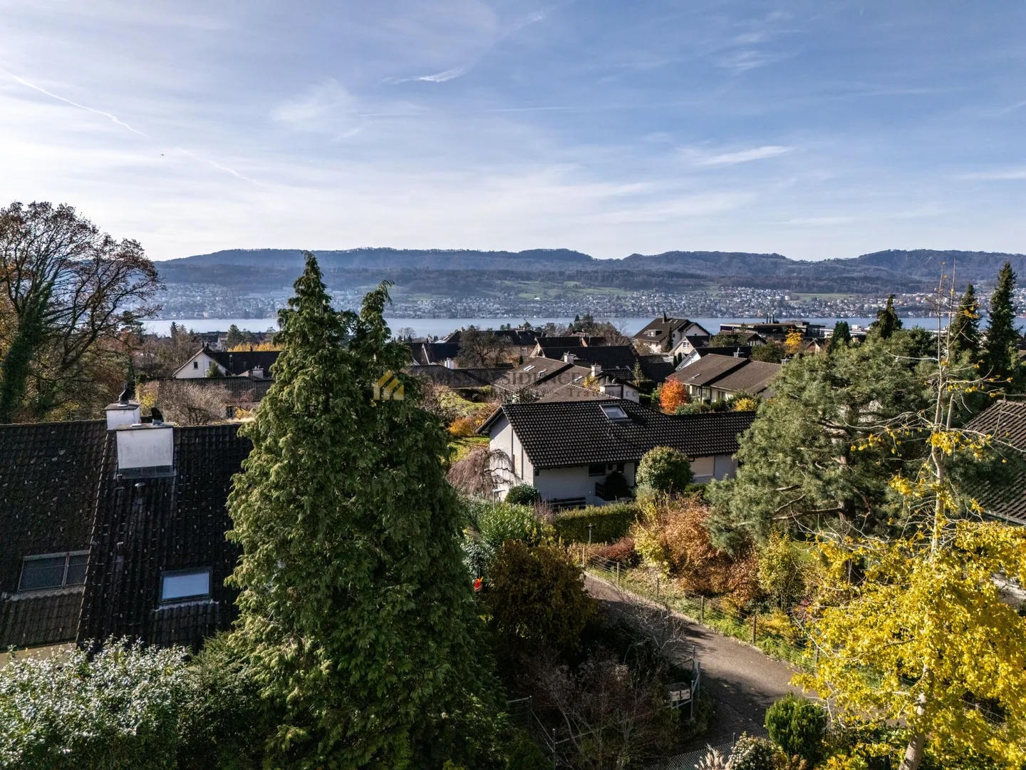 Sonniger Wohntraum an der Goldküste - grosszügiges 5.5-Zimmer-Reihenhaus am Waldrand - Foto 2 von 11