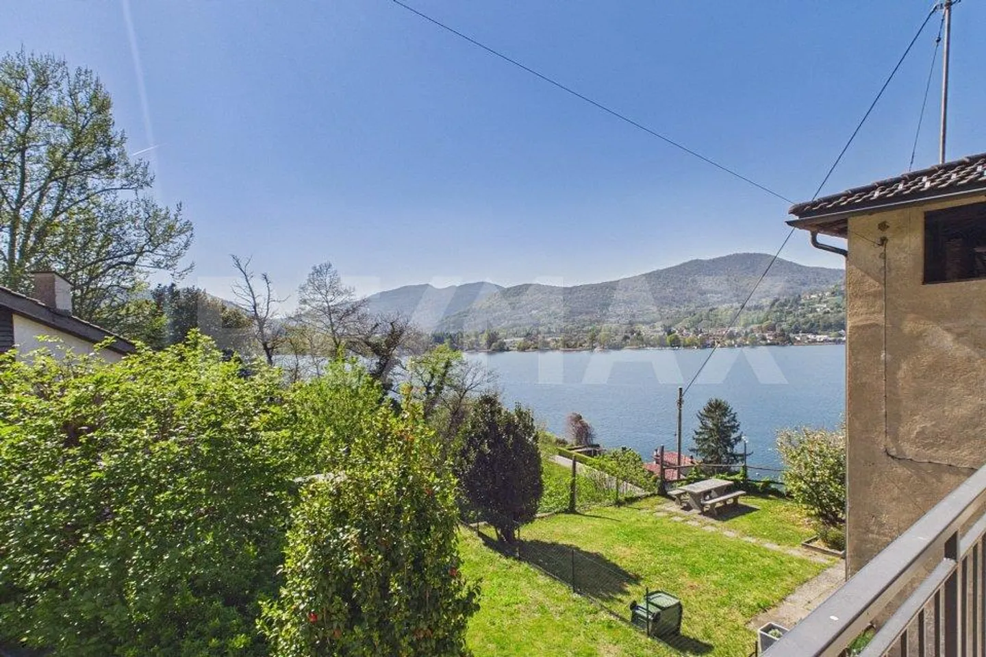 Charmante maison de noyau avec vue sur le lac, jardin privé et place de parking - Photo 4 sur 13