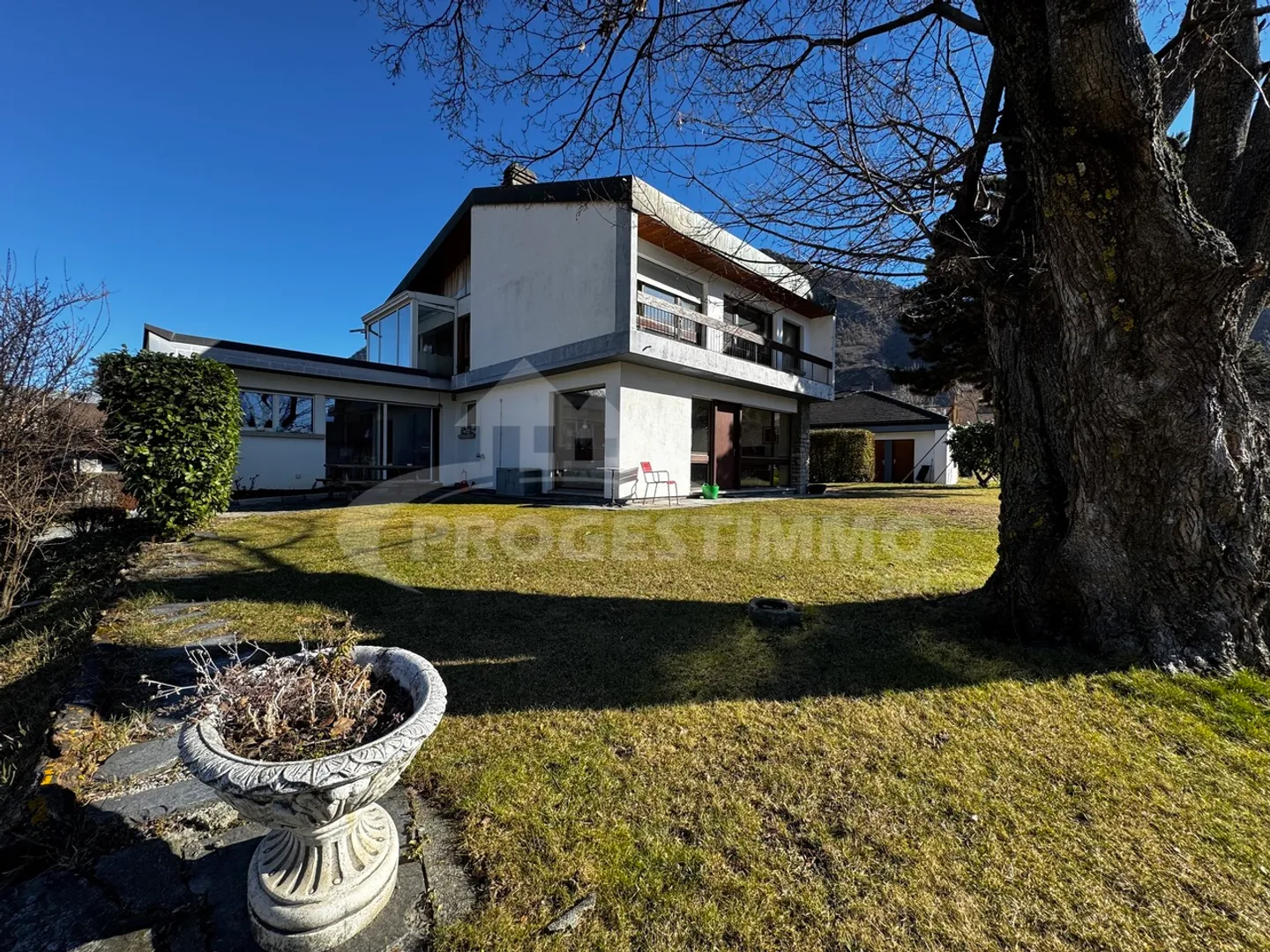 VILLA COMPRENTE DUE APPARTAMENTI E UN UFFICIO MEDICO - Foto 2 di 21