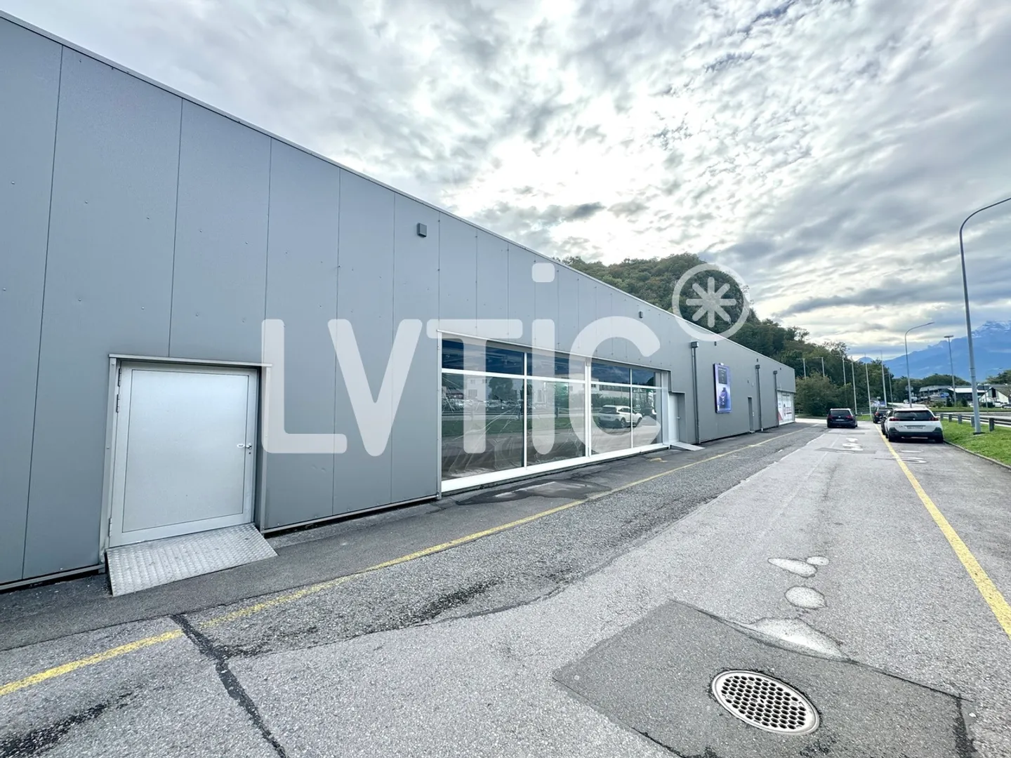 Local commercial, commerce, showroom de 645 m2 à louer à Roche - Photo 1 sur 7