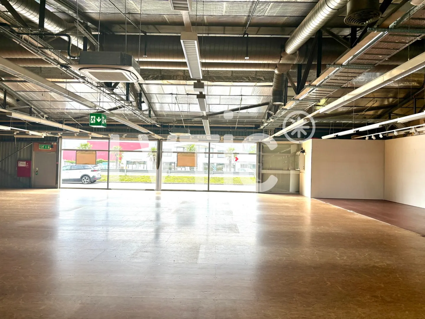 Local commercial, commerce, showroom de 645 m2 à louer à Roche - Photo 2 sur 7