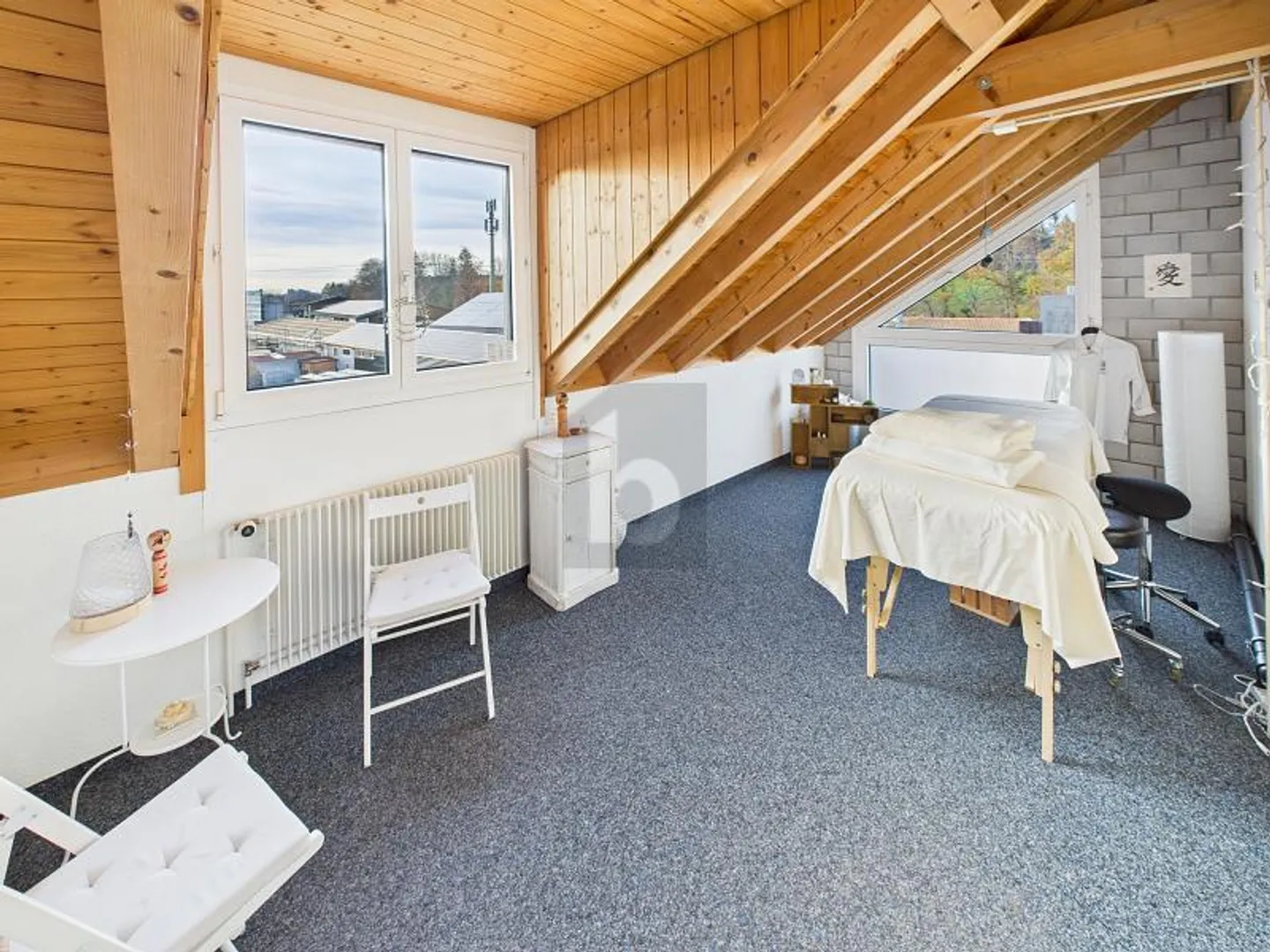 CHARMANT UND GROSSZÜGIG MIT VIEL HOLZ - Foto 3 von 6