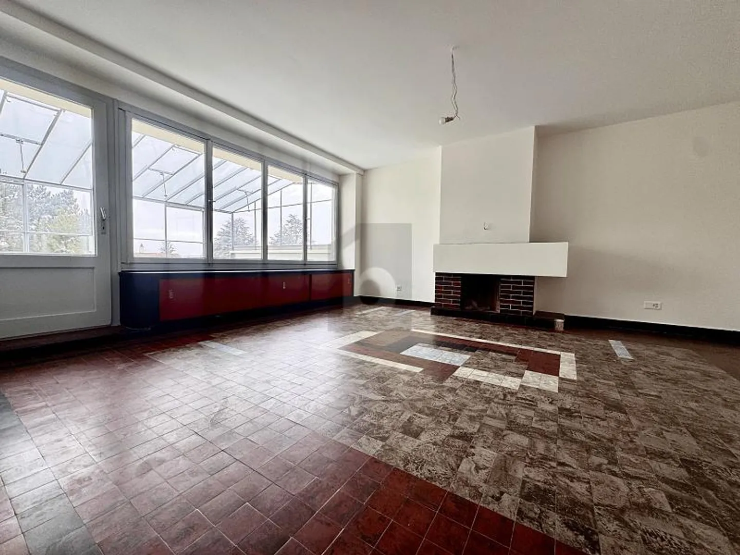 VILLA WITH EXTRAORDINARY ARCHITECTURE IN THE STYLE OF LE CORBUSIER - Photo 4 of 6