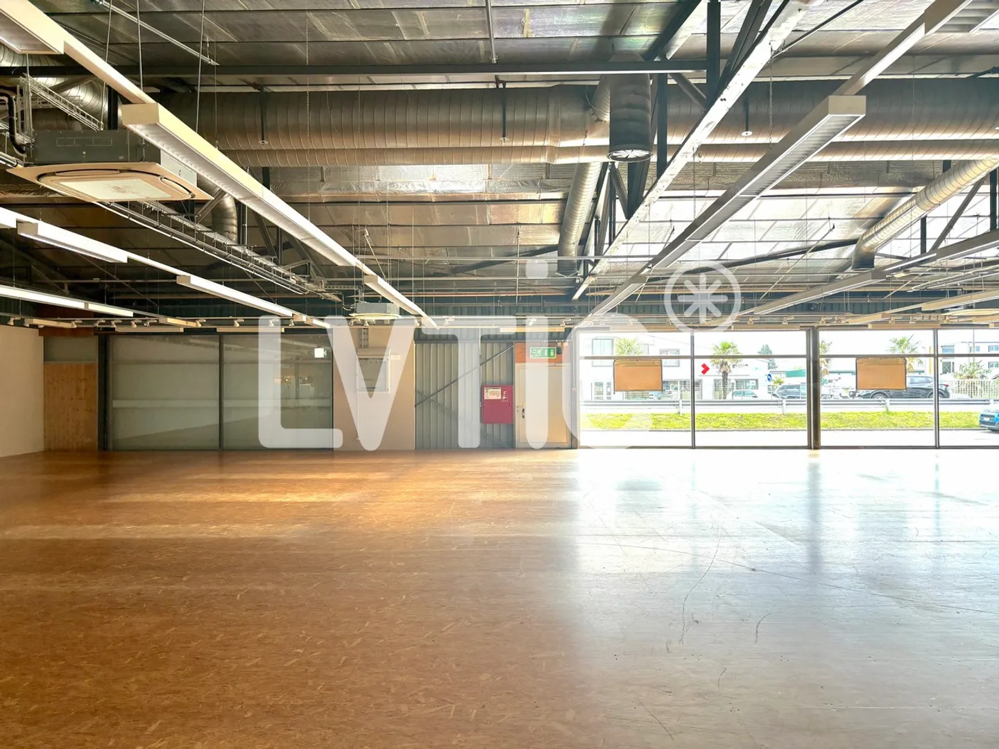 Local commercial, commerce, showroom de 645 m2 à louer à Roche - Photo 3 sur 7