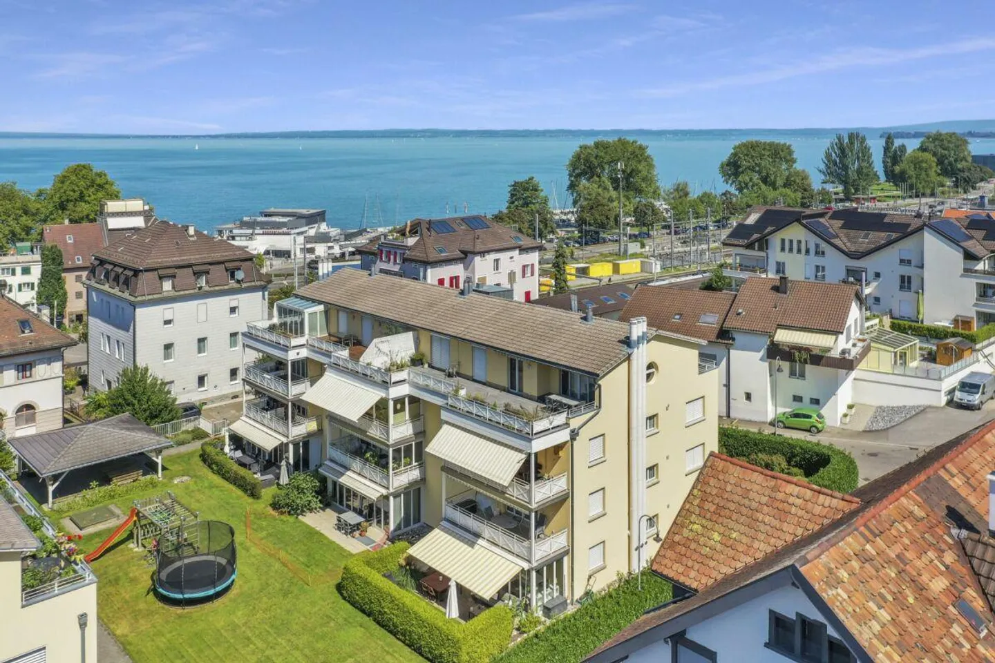 Appartamento spazioso con vista sul lago e due stanze hobby nelle immediate vicinanze... - Foto 1 di 30