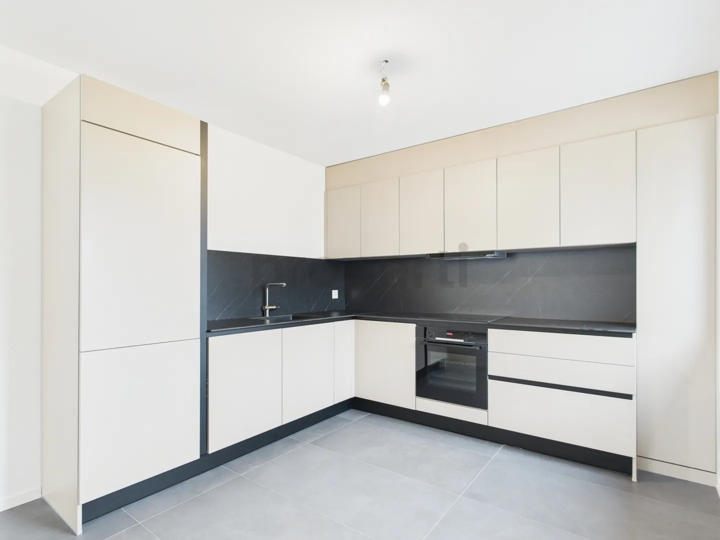 Exclusive 4.5-room apartment in Grandson, Modern and family-friendly renovation - Photo 2 of 11