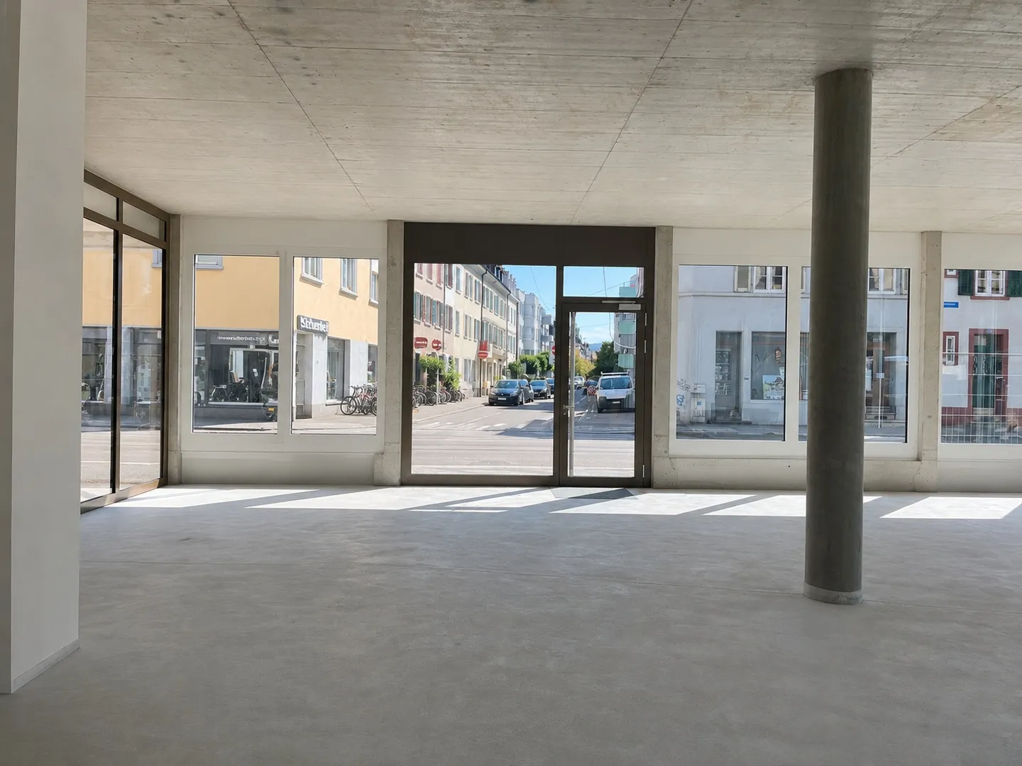 Attractive, versatile commercial space on the ground floor in a pedestrian location - Photo 4 of 5
