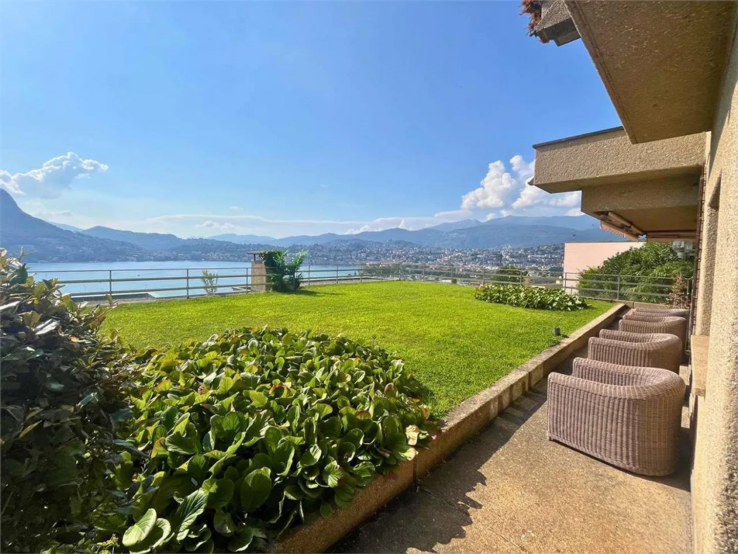 Elegantes 5.5-Zimmer-Apartment in Castagnola mit Seeblick und Garten - Foto 3 di 11