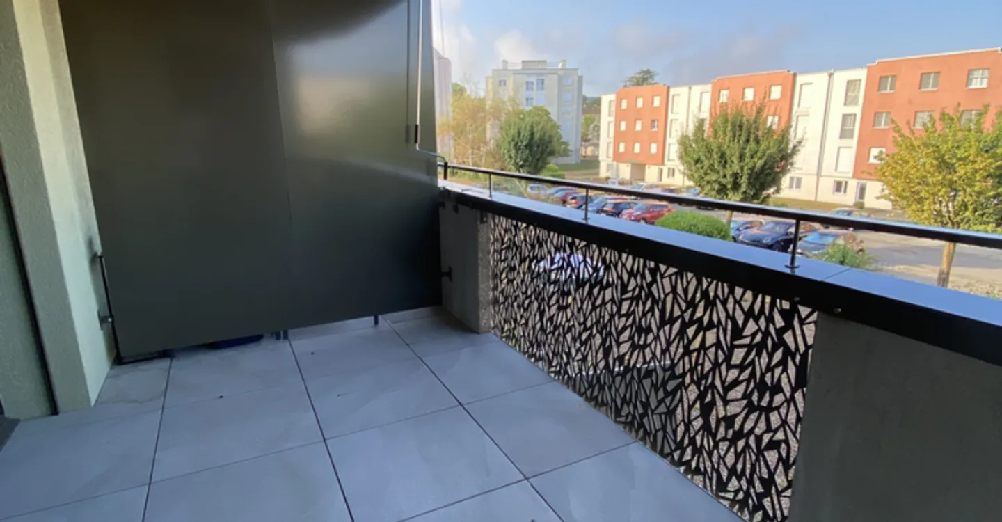 Renovated apartment with balcony - Photo 6 of 11