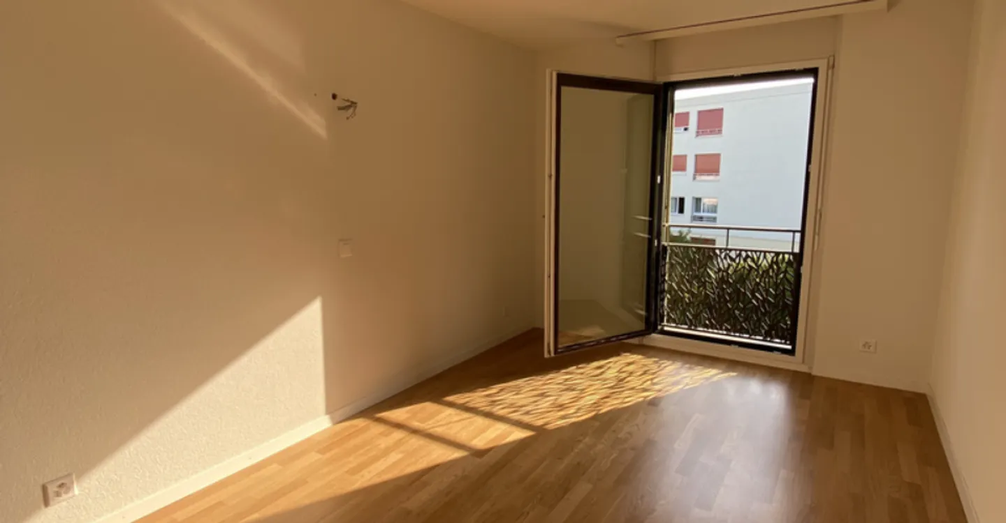 Renovated apartment with balcony - Photo 9 of 11