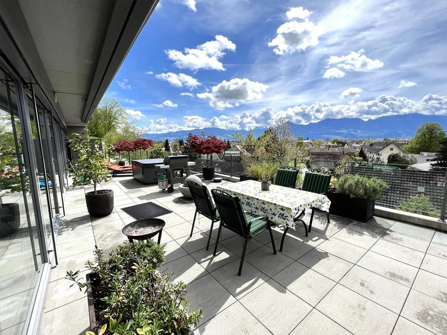 140m2 apartment with 105m2 large terrace and unobstructed views - Photo 2 of 11