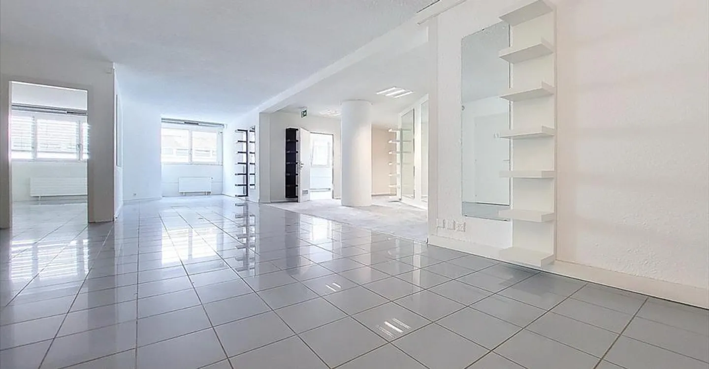 Superb commercial space of 346m2 - Photo 3 of 4
